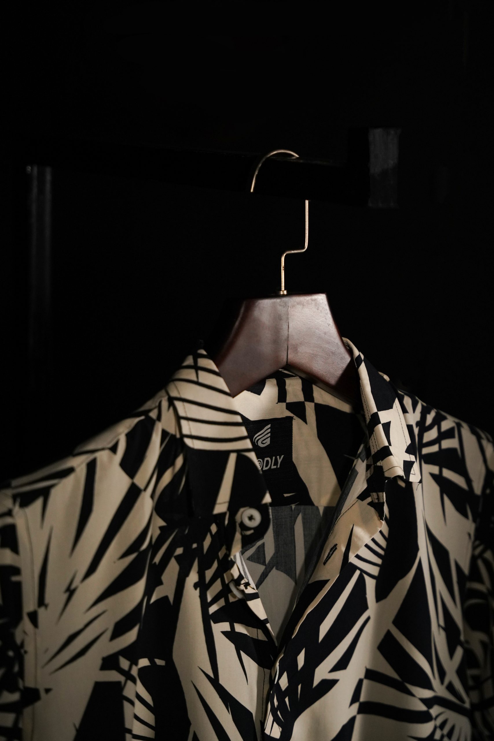 Cool Prints, Casual Comfort: Men's Short-Sleeve Shirts - Image 4